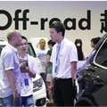 2013重庆国际汽车工业展:商家与用户交流沟通,第7张