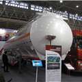 第二届中国国际商用车展览车型：湖北海龙三轴铝合金液体运输罐式半挂车 第2张照片