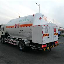 9立方LNG加液车为乡镇山村道路解决天然气供应最后一公里的运输服务