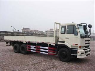 东风日产柴牌DND1241CWB452V1型重型载货车