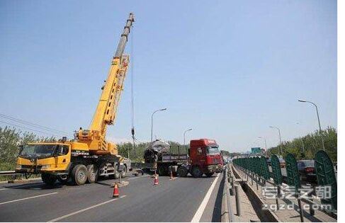 已致2死2伤 北京市南五环多辆货车追尾