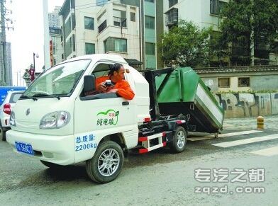 新能源成新趋势 纯电动垃圾车亮相街头