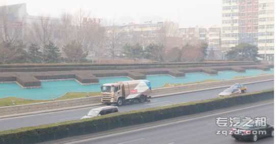 红色预警 北京环卫洗扫车加班抗衡雾霾
