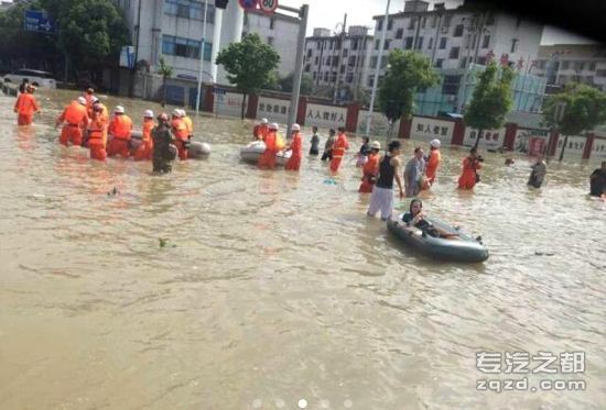 乌尼莫克救护车奋战在台风重灾区余姚