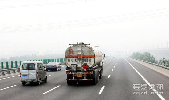 四川泸州整治危化运输违法 为期两个月