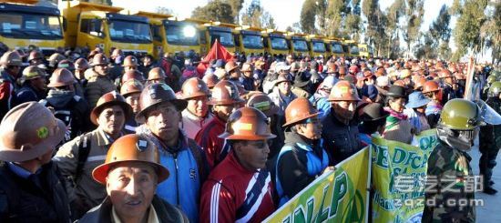 解放自卸出口玻利维亚 提高其工作条件