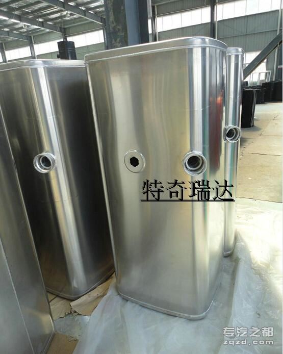 一汽新大威 1301010-Q821/重卡散热器水箱