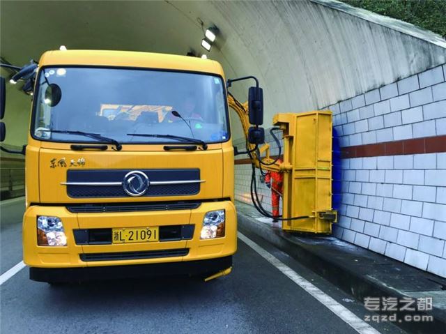 东风国六多功能隧道清洗车墙面清洗车