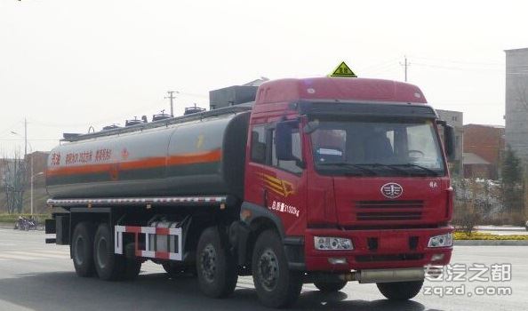 特运牌DTA5310GYYCA型运油车(悍威6×2前四后四243-265马力 29.25立方)