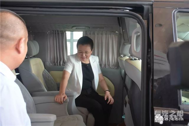 随州市市长郭永红一行在湖北俊浩专汽调研专汽公司的生产和发展情况