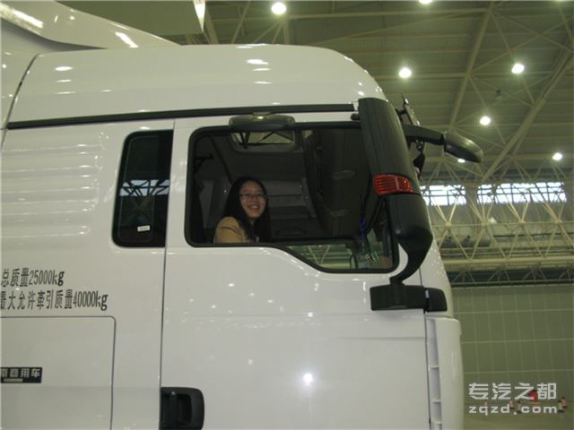 中国重汽在第二届中国国际商用车展览期间举办卡车、专用车动态展示活动