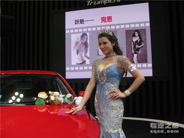 图片报道：中法混血儿车模宛恩亮相2013重庆汽车博览会 人气爆棚