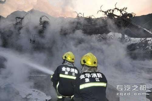 浙江高速货车自燃 300辆电动车被毁