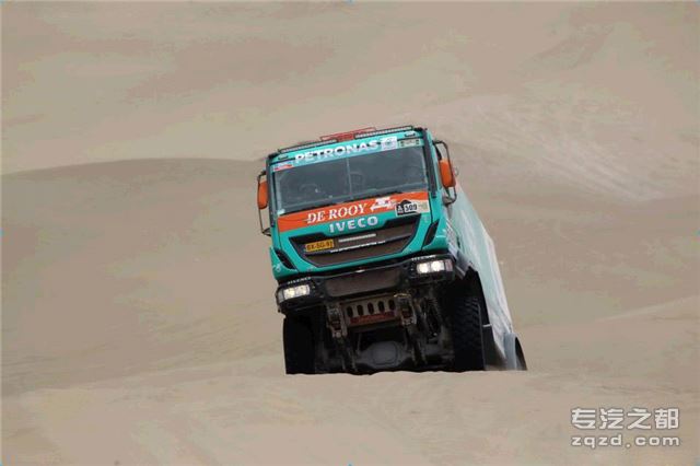 沙漠中的一抹水绿色 达喀尔依维柯车队