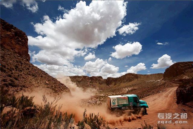 沙漠中的一抹水绿色 达喀尔依维柯车队