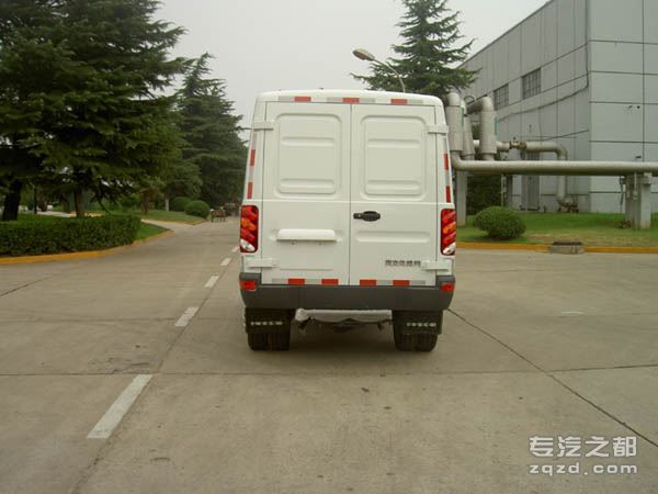 依维柯牌NJ5044XXYQ3C型厢式运输车