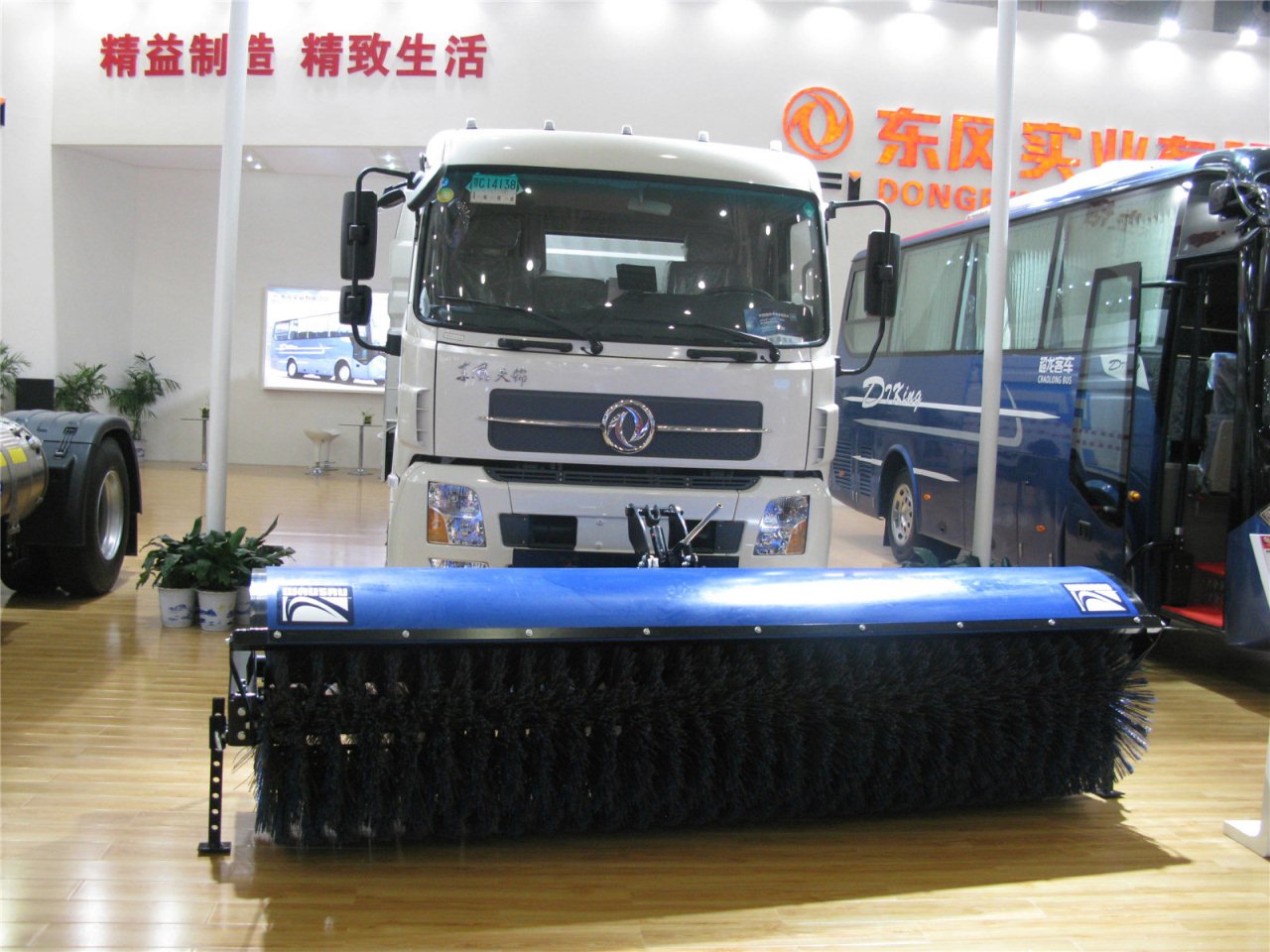 第二届中国国际商用车展览车型：东风特汽道路清扫车