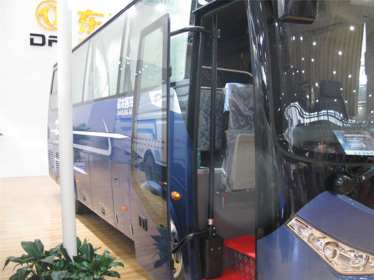 第二届中国国际商用车展览车型：东风旅游客运大巴