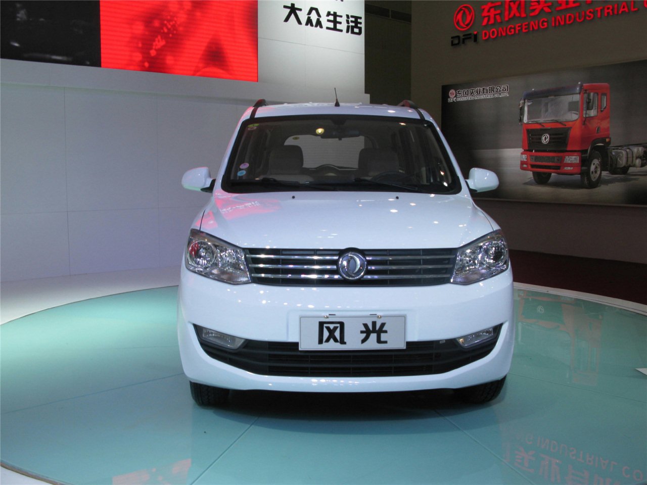第二届中国国际商用车展览车型：湖北新东日双桥消防车