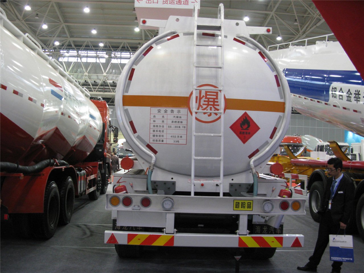 第二届中国国际商用车展览车型：湖北海龙三轴铝合金液体运输罐式半挂车