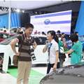 2013重庆国际汽车工业展:商家与用户交流沟通 第24张照片