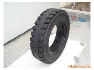 大量供应7/00-9规格橡胶轮胎