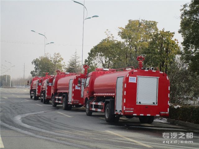 东风3.8吨绿化喷洒  消防洒水车