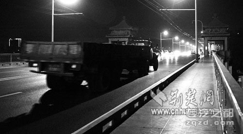 大货车夜间强行过桥 江城开始集中治理