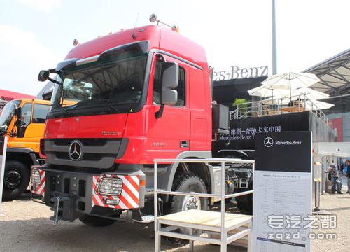 梅赛德斯-奔驰卡车在黑龙江举办巡展
