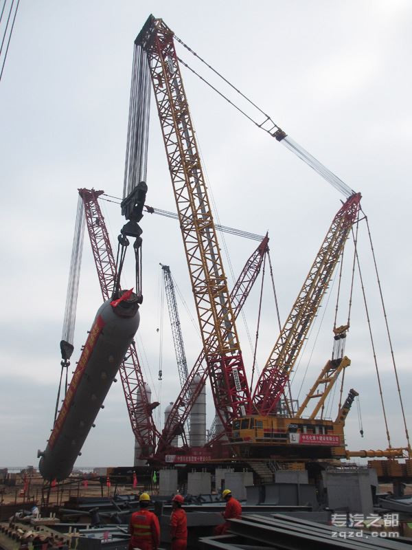 徐工XGC28000履带起重机创造吊装1340吨质量记录