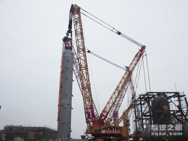徐工XGC28000履带起重机创造吊装1340吨质量记录