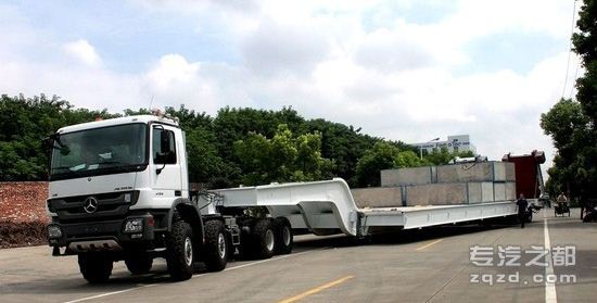 上海研制国内最大特种半挂车 装载120吨