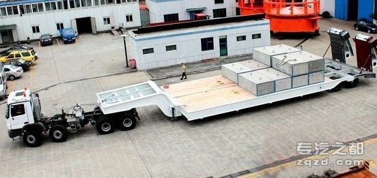 上海研制国内最大特种半挂车 装载120吨