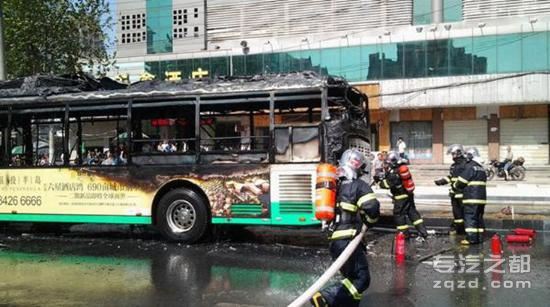 武汉公交车突然自燃   现场情况惊险万分