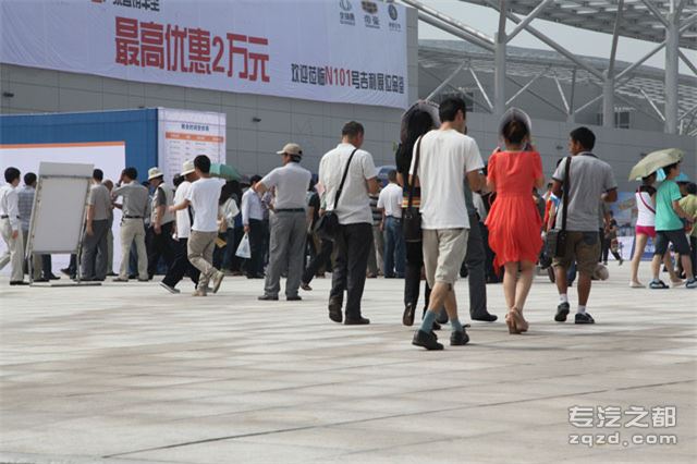 2013重庆车展开展前传-室外篇