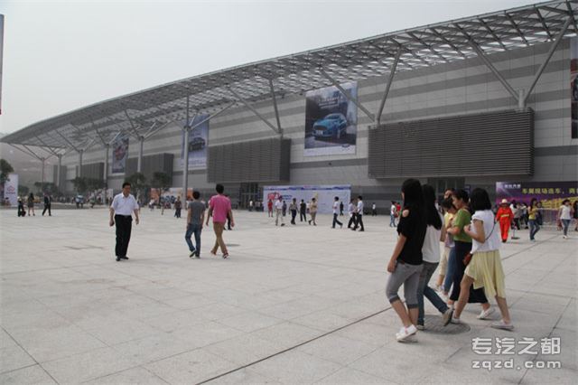 2013重庆车展开展前传-室外篇