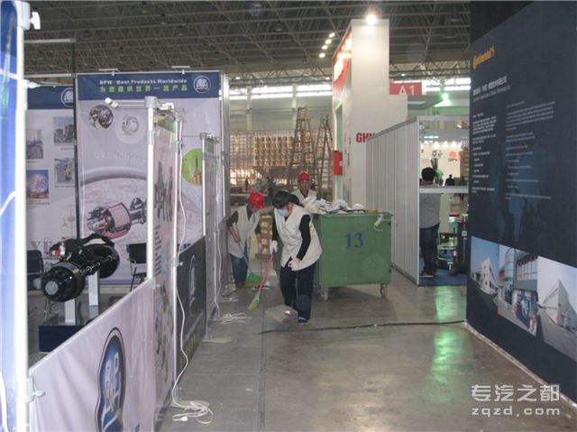 图片报道：武汉国际博览中心新貌迎接中国国际商用车展览