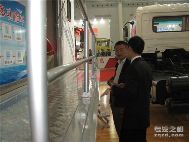 第二届中国国际商用车展览花絮：参展商与客户