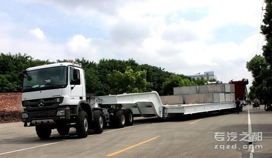 国内最大特种半挂车上海研制成功 装载120吨