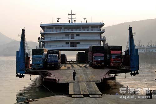 长江运输史上第一辆甩挂挂车被装载到滚装船
