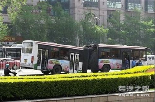 原因暂时不明 北京一公交车行驶中“折腰”