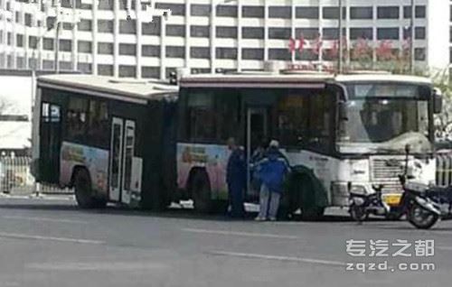 原因暂时不明 北京一公交车行驶中“折腰”