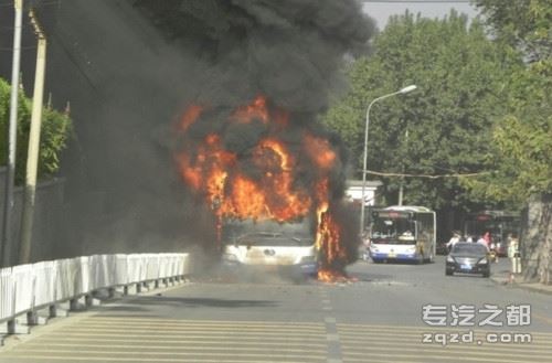 北京一公交车起火 未造成人员伤亡