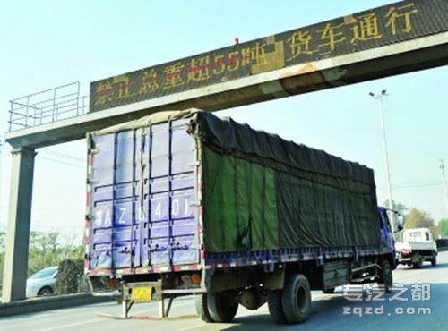 专项整治 杭州江东大桥禁双超车辆通行