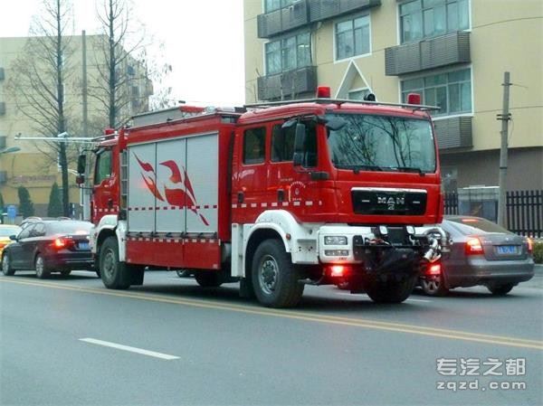 南京街头惊现双车头消防车 价值900万元