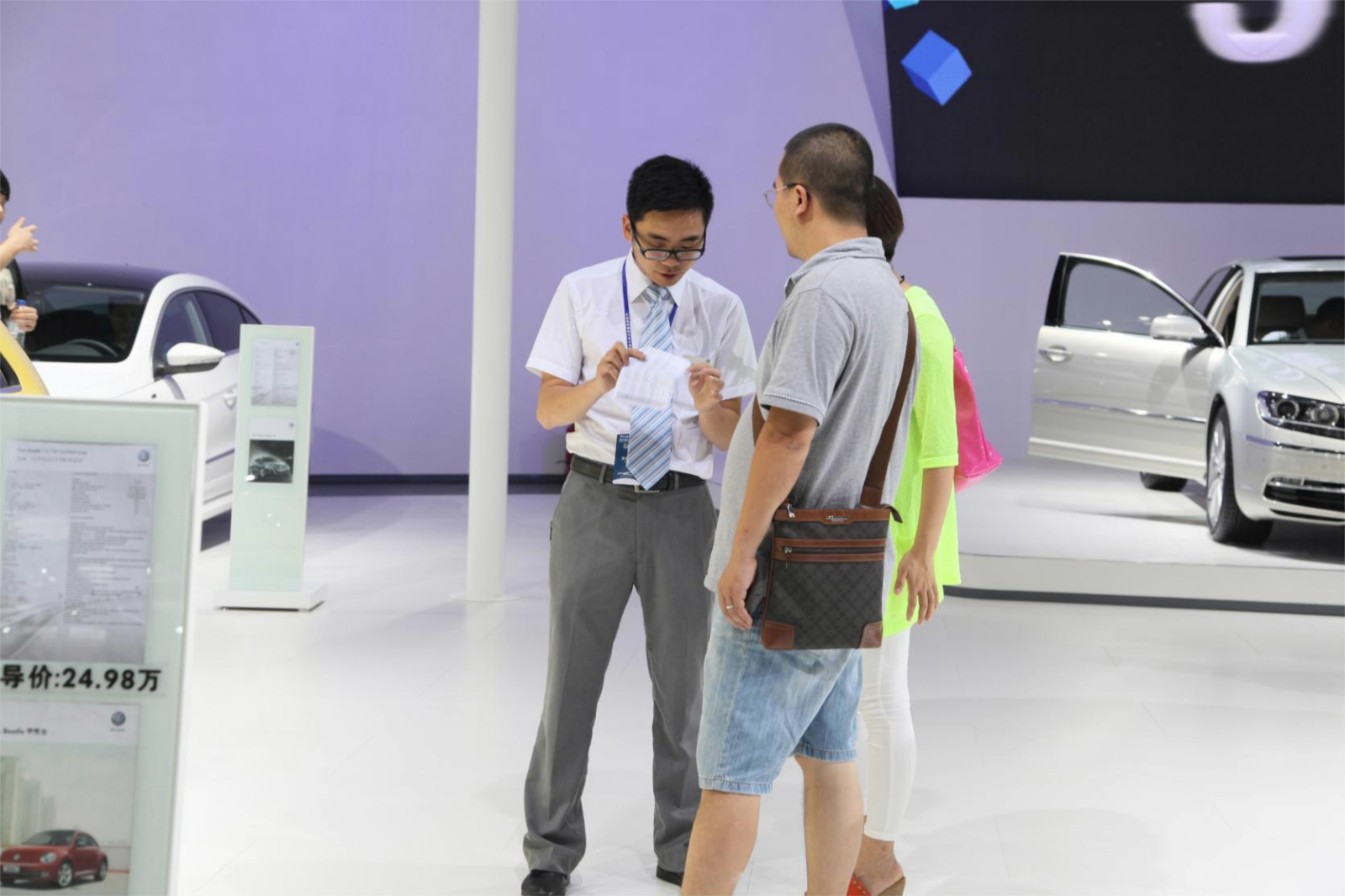 2013重庆国际汽车工业展:商家与用户交流沟通