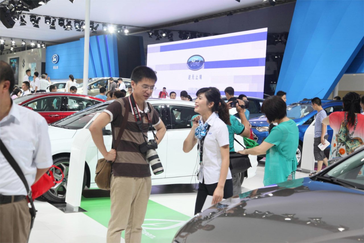2013重庆国际汽车工业展:商家与用户交流沟通