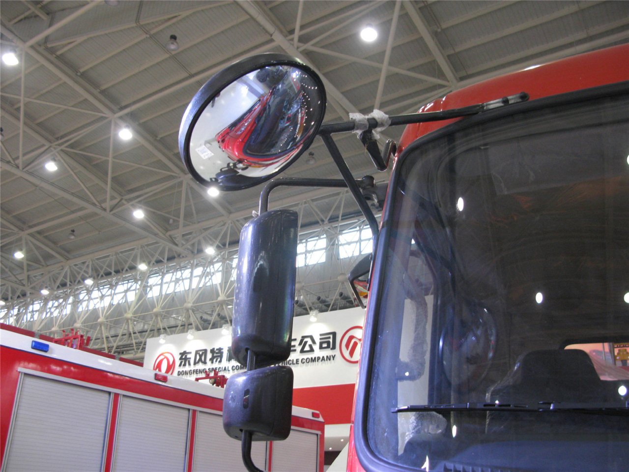 第二届中国国际商用车展览车型：东风随车起重运输车