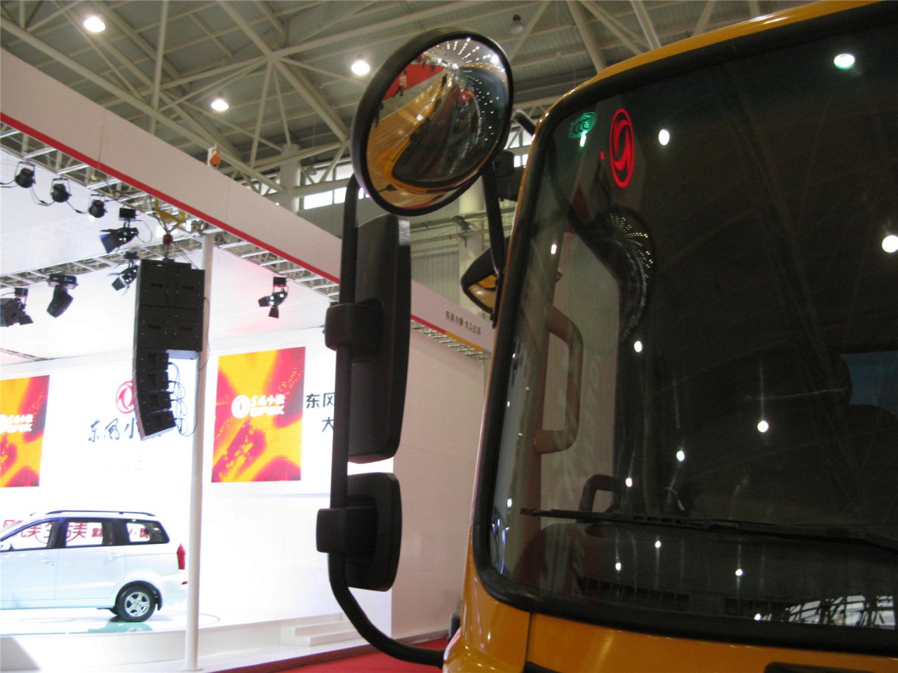 第二届中国国际商用车展览车型：东风特汽道路沥青微波养护车