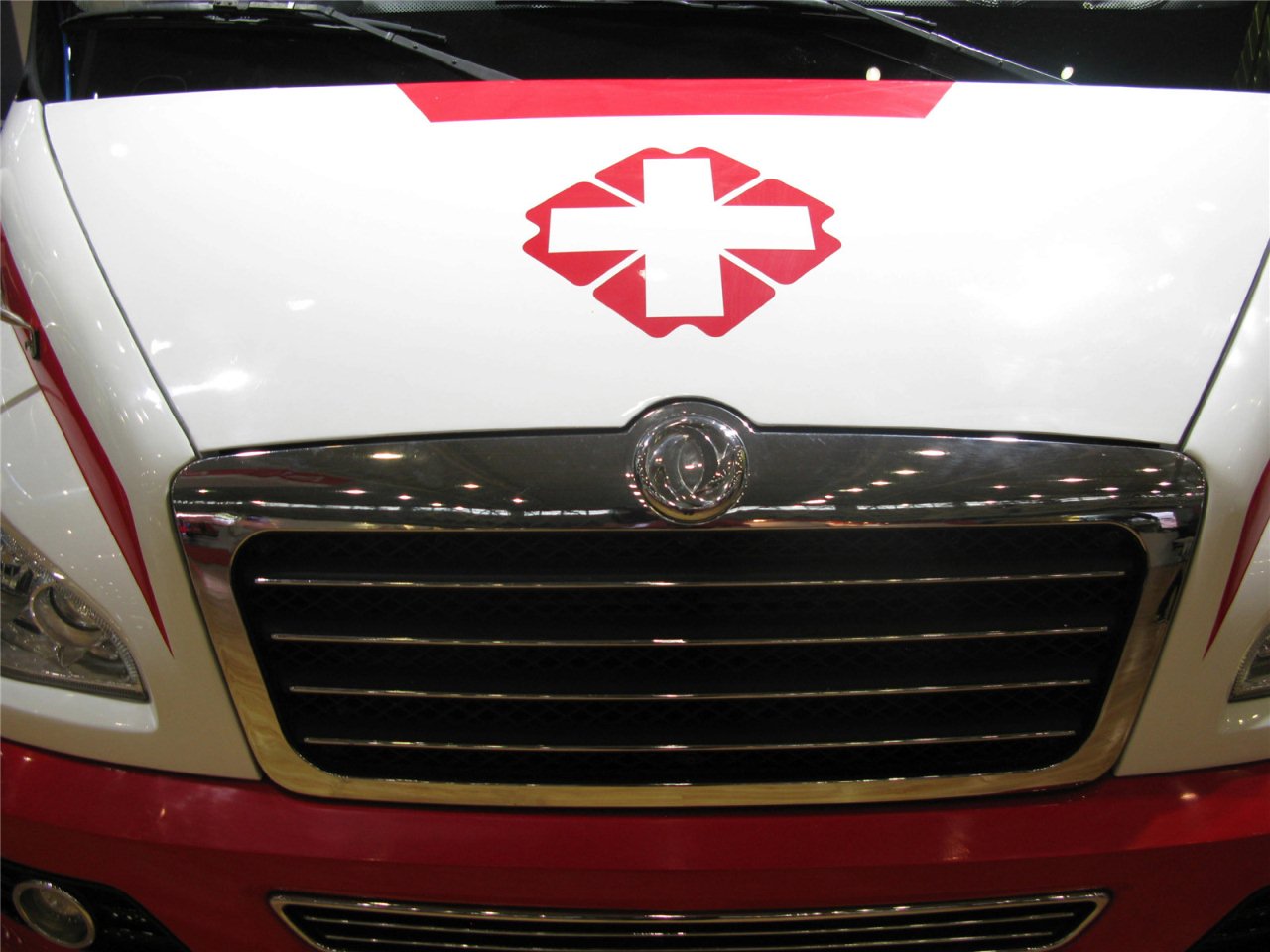 第二届中国国际商用车展览车型：东风特汽重症监护型救护车